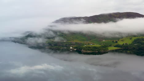 Amplia-Toma-De-Drones-Giratorios-De-Loch-Carron,-En-La-Costa-Oeste-De-Ross-Y-Cromarty-En-Las-Tierras-Altas-Escocesas