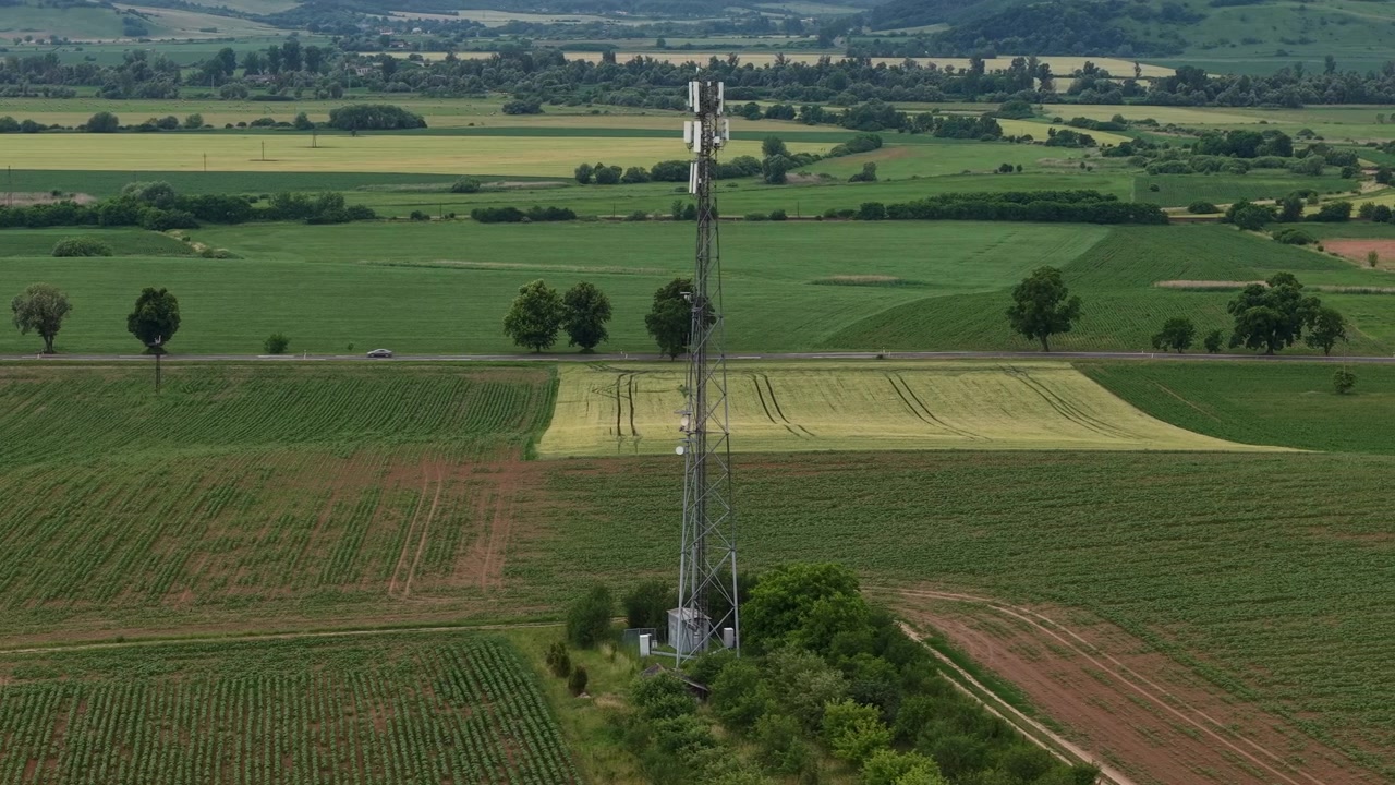 Una veduta aerea di una moderna torre cellulare situata in un vasto paesaggio agricolo in Ungheria.