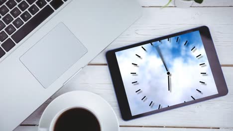 animación de una tableta digital que muestra el reloj en la pantalla