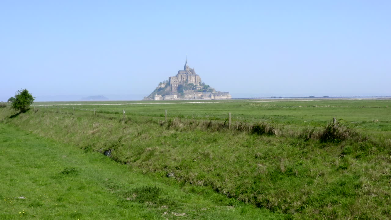 revelador rodaje del mont saint-michel mirando el clip desde la carretera antigua en un área cercana