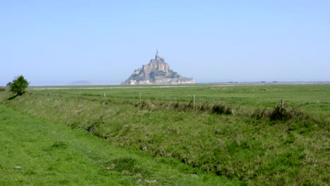 Aufschlussreiche-Aufnahmen-Vom-Mont-Saint-Michel,-Die-Den-Clip-Von-Der-Alten-Straße-In-Der-Nähe-Anstarren