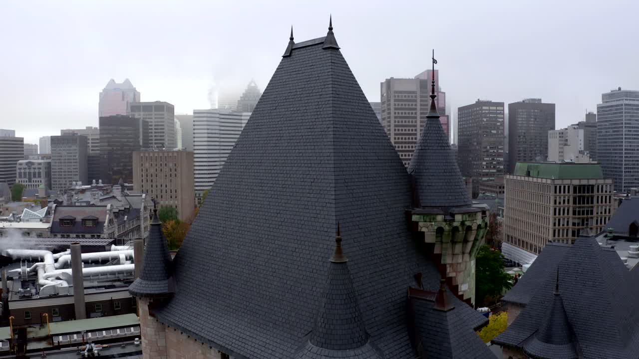 드론이 오래된 건물을 이동하며 몬트리올 시내 전경을 보여줍니다.