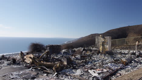 spalony dom na zboczu wzgórza malibu z oceanem w tle