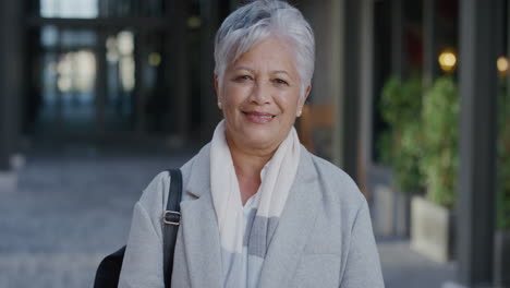 Retrato-Mujer-De-Negocios-India-Senior-Sonriendo-Disfrutando-De-Un-Estilo-De-Vida-Exitoso-Mujer-Madura-Con-Estilo-En-La-Ciudad-éxito-De-Jubilación-En-Cámara-Lenta