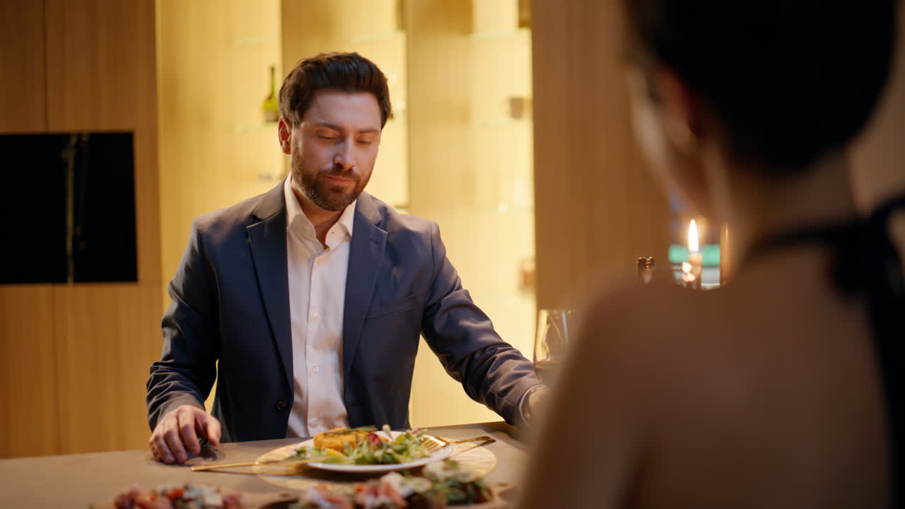 Romantik bir akşamda kadeh tokuşturup sohbet eden tatlı çift yakın çekim. Mutlu aile.