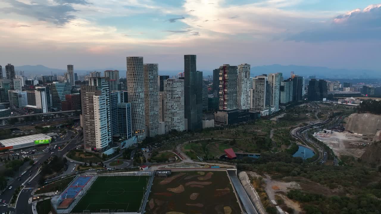 línea de rascacielos frente al parque la mexicana, noche en santa fe, méxico - vista aérea