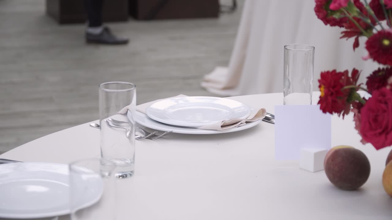 la mujer pone una servilleta textil beige. preparación para un banquete al aire libre.