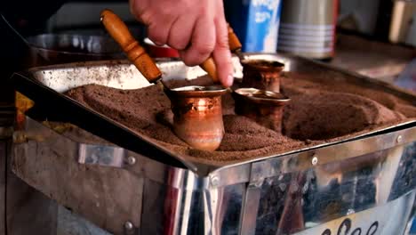 Café-Turco-Preparado-Con-Arena-Caliente-Usando-Utensilios-De-Cobre