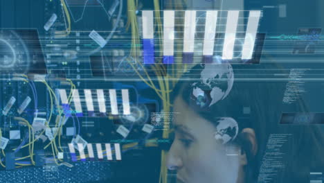 animación de procesamiento de datos sobre ingeniera caucásica que trabaja en la sala de servidores de computadoras.