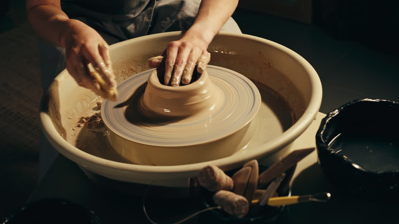 도자기 바 에서 일 하는 여자