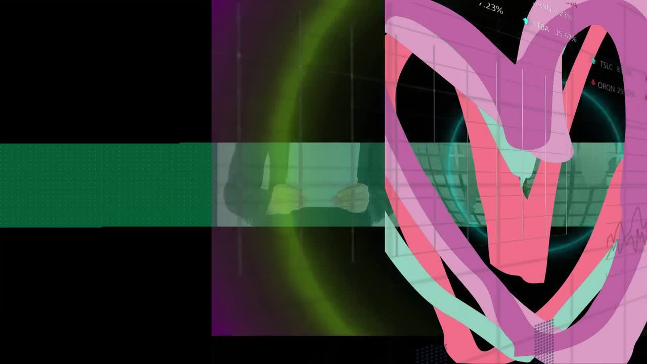 animación de procesamiento de datos sobre hombre de negocios caucásico y corazón en fondo verde.