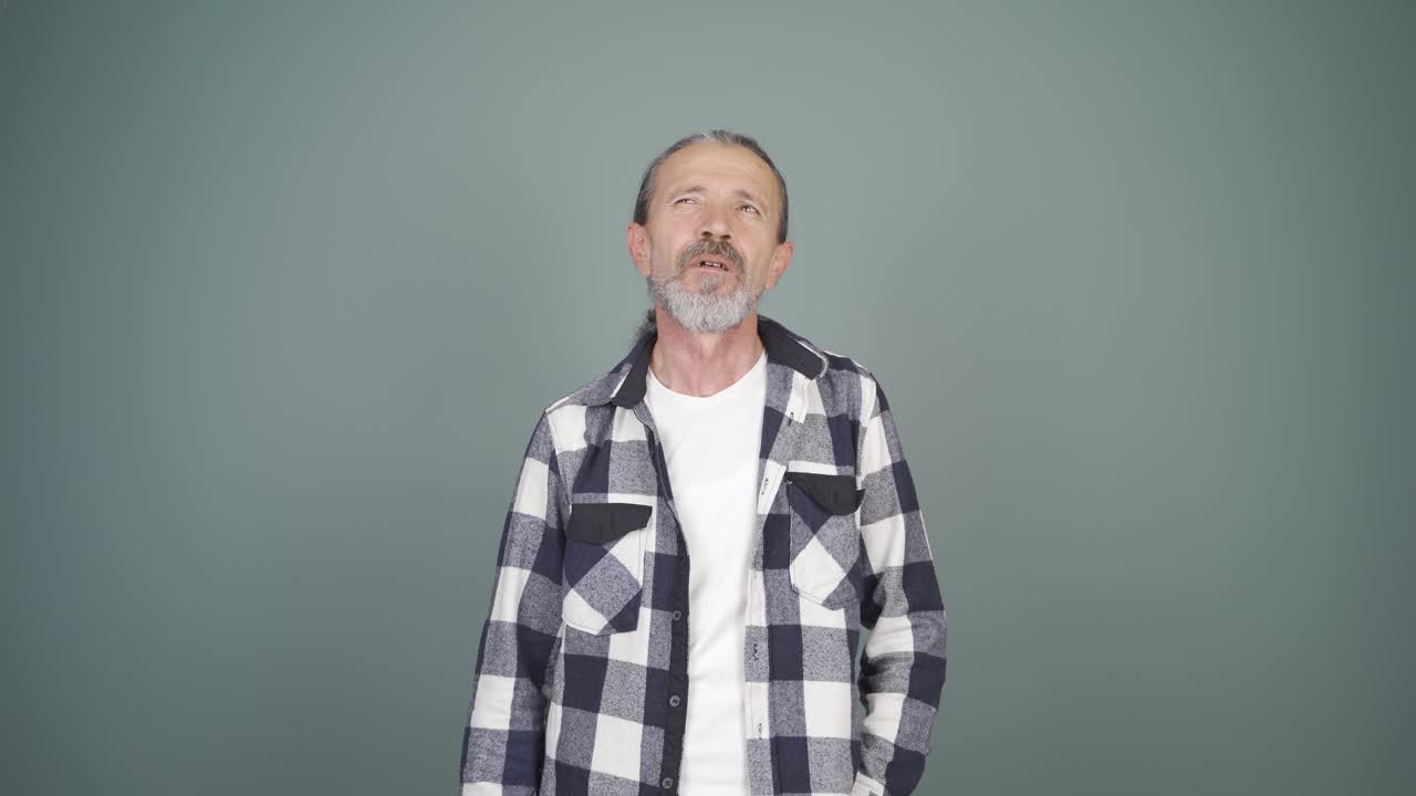 그 남자는 꿈을 꾸고 있다.