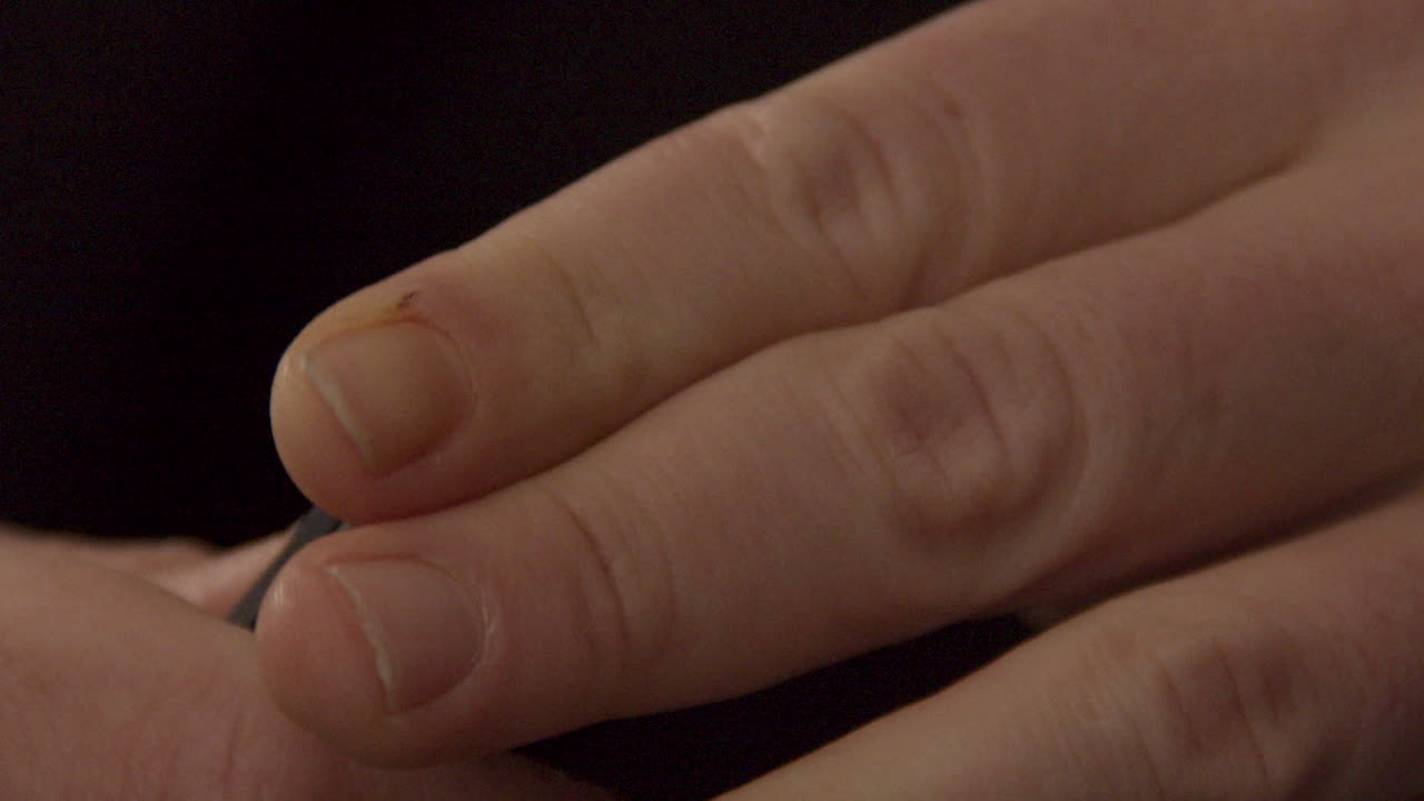 загрузка пули в магазин пистолета