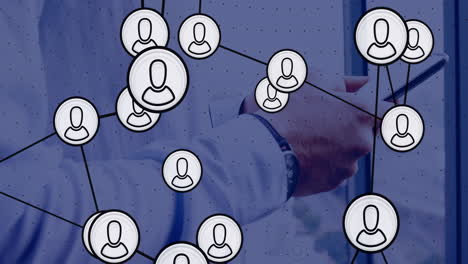 animación de personas iconos sobre empresario caucásico usando tableta