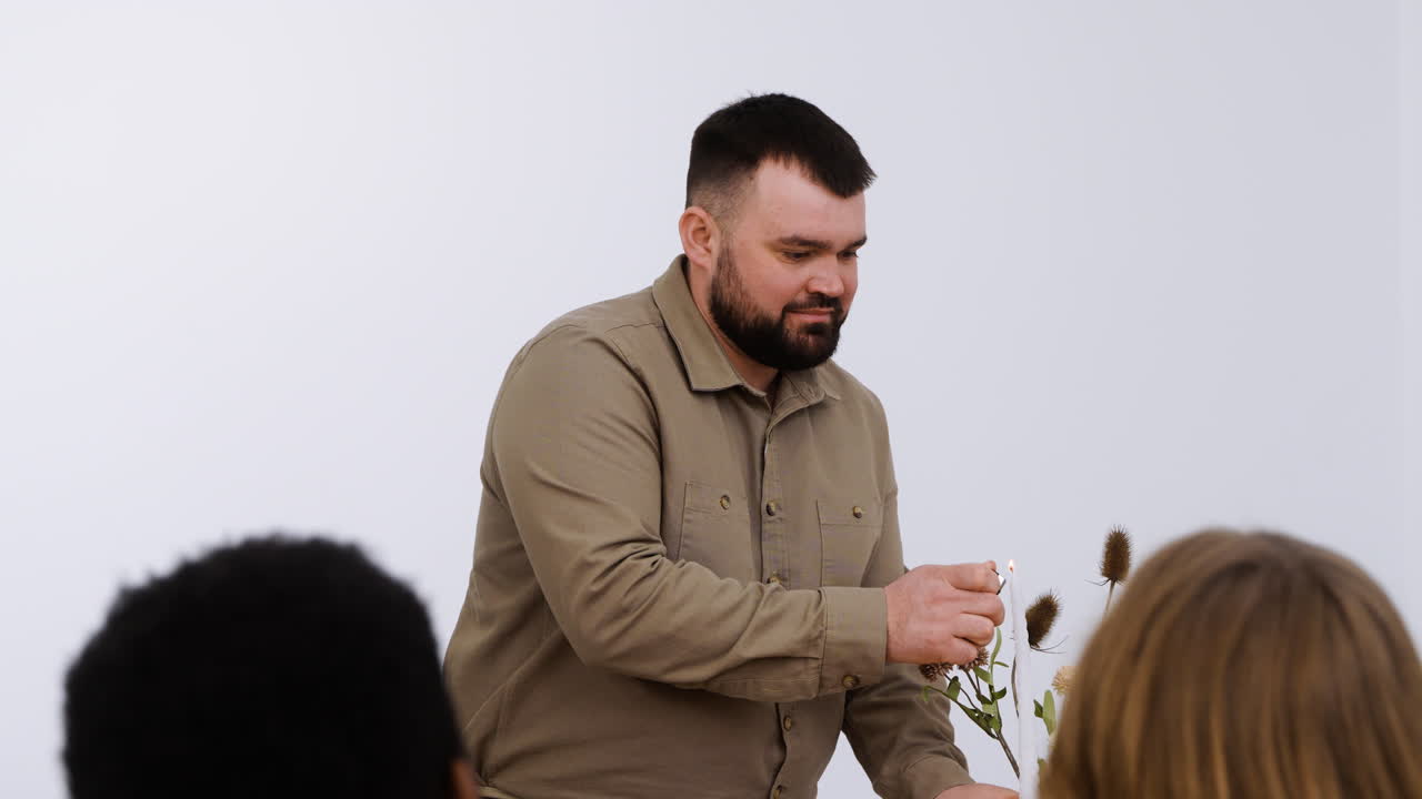 personas disfrutando del banquete