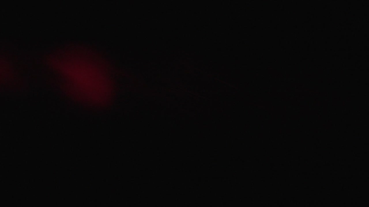 primer plano de partículas en un haz de luz roja