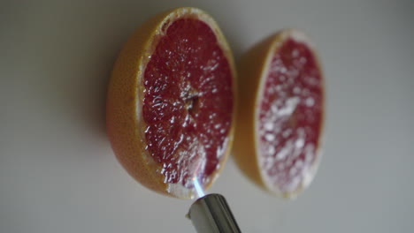 Karamellisierender-Zucker-Auf-Der-Oberseite-Der-Grapefruit-Mit-Gasbrenner,-Nahaufnahme,-4k-Vertikal