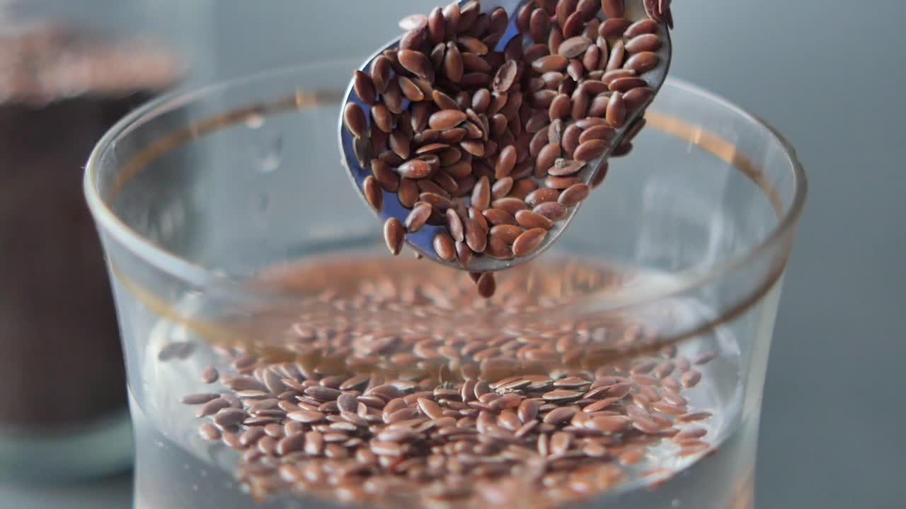 린 씨을 물 한 잔에 부어 넣는 것