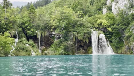 zoom en la cascada a través del hermoso lago azul en el parque nacional de los lagos de plitvice, croacia