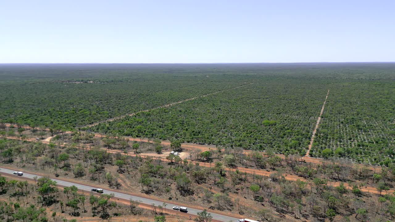 tomas de drones de caravanas y un camión conduciendo por una carretera rural en el interior de australia