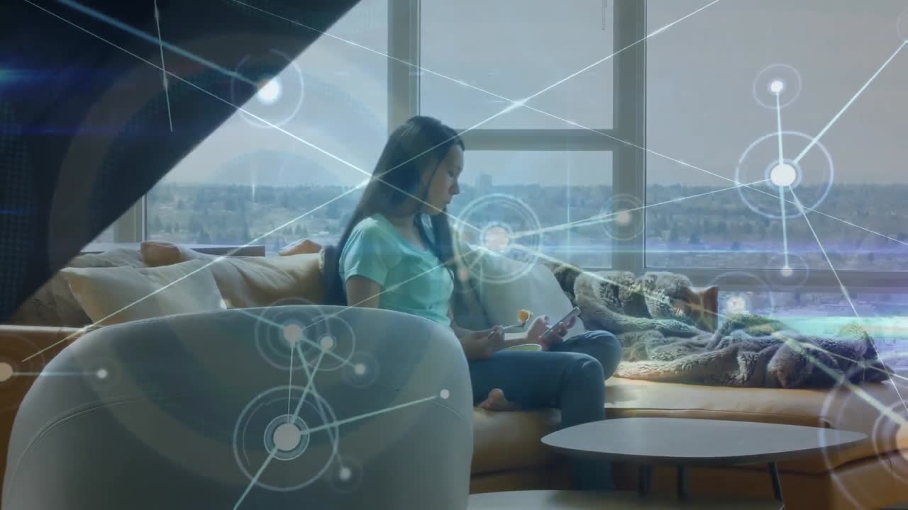 아시아 여성이 간식을 먹고 집에서 스마트폰을 사용하는 연결 네트워크의 애니메이션.
