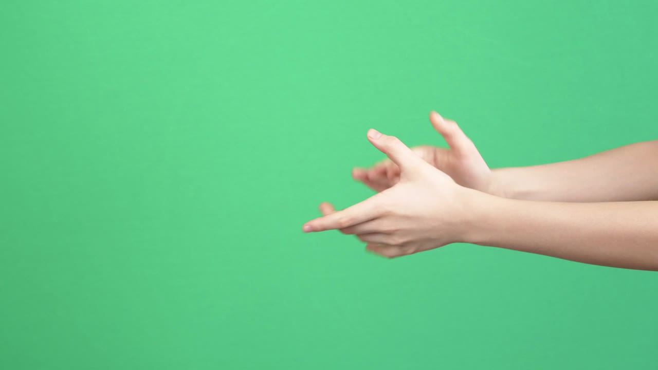 박수. 아이가 손을 치고, 녹색 화면 크롬 키 배경에 박수를 치고. 4k 비디오