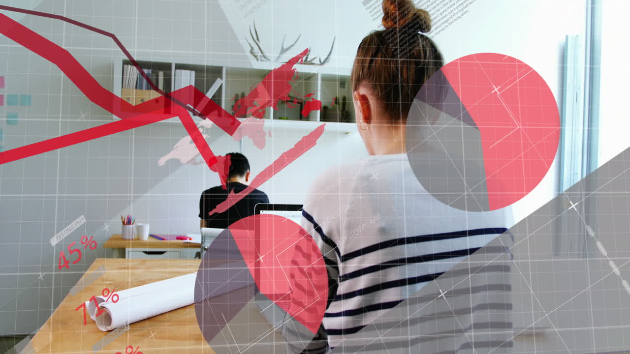 노트북에서 일하는 백인 여성의 뒷면에서 그래프와 인포그래픽 인터페이스의 애니메이션