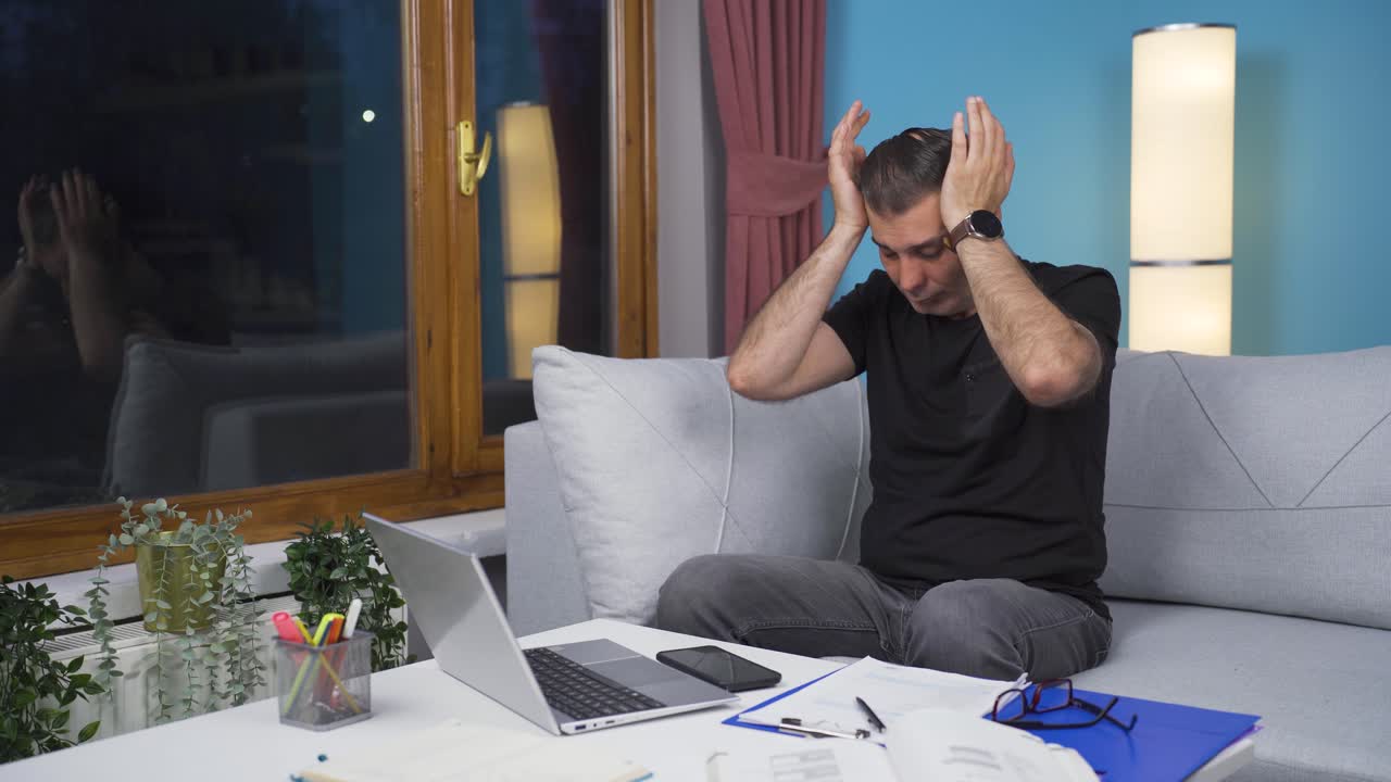 trabajador de oficina en casa, hombre deprimido e infeliz.