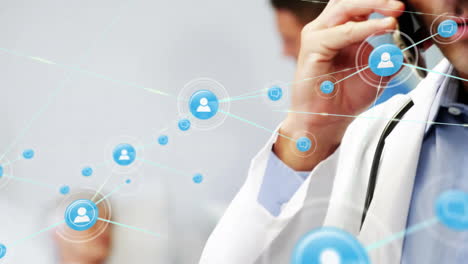 animación de la red de conexiones a través de un médico caucásico hablando en un teléfono inteligente
