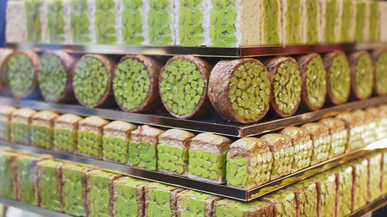 deliciosos pasteles de pistacho verde y pasteles en una vitrina de panadería