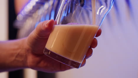 vertiendo una pinta de cerveza