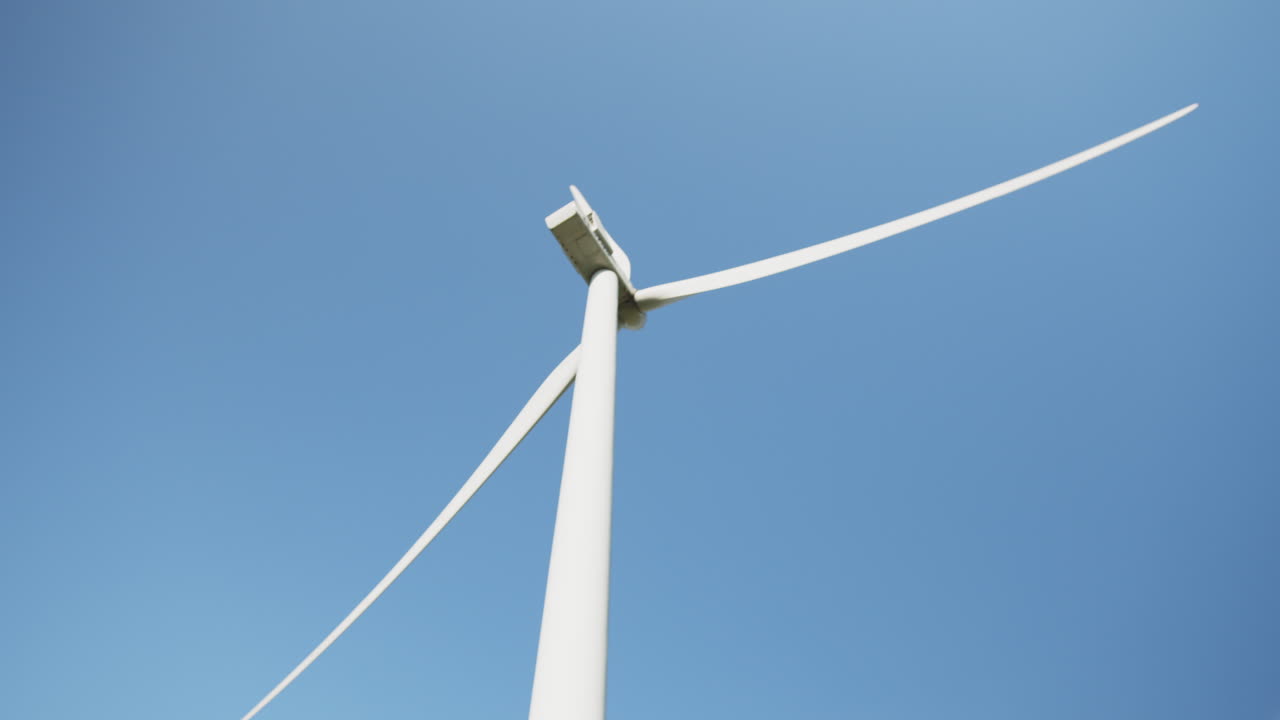 파란 하늘에 대한 풍력 터빈