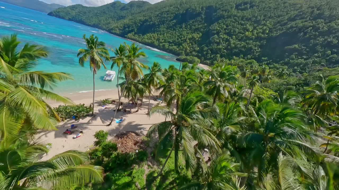 Persone che si rilassano sulla spiaggia di Playa Ermitano, Baia di Samaná nella Repubblica Dominicana