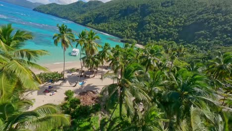 gente relajándose en la playa ermitano, bahía de samana en la república dominicana