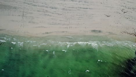 Playa-De-Mar-De-Olas-Abstractas-En-La-Vista-Superior.