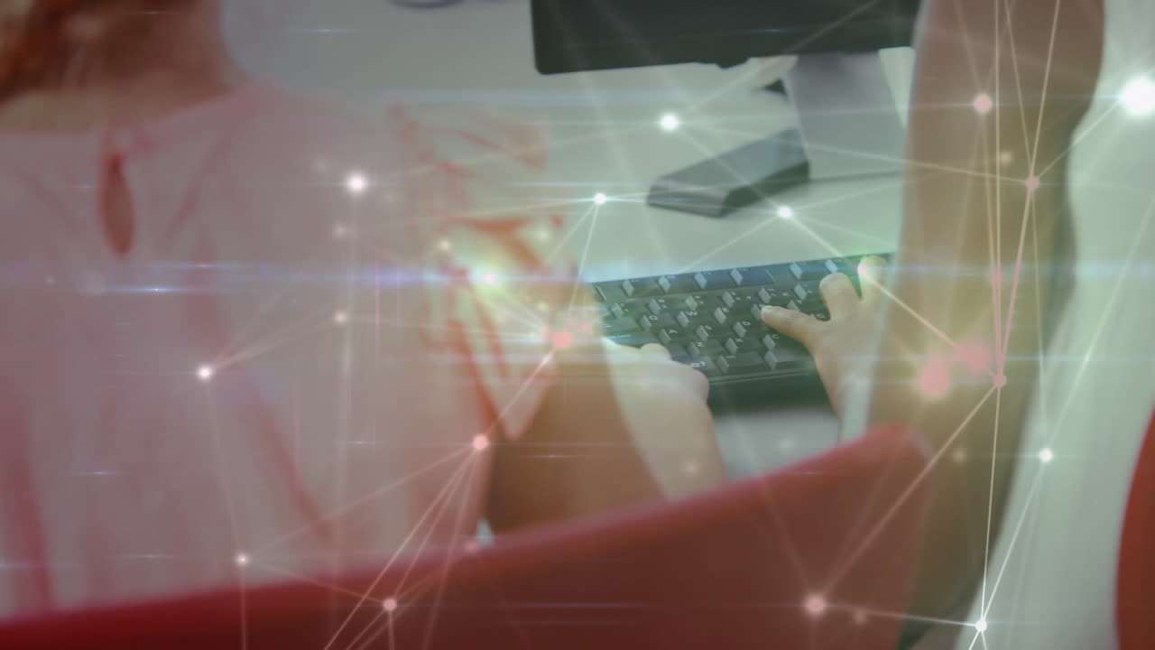 animación de una red brillante de conexiones que se mueve sobre los escolares que usan computadoras