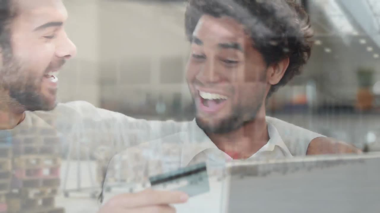 pareja del mismo sexo con tarjeta de crédito usando computadora portátil contra el almacén