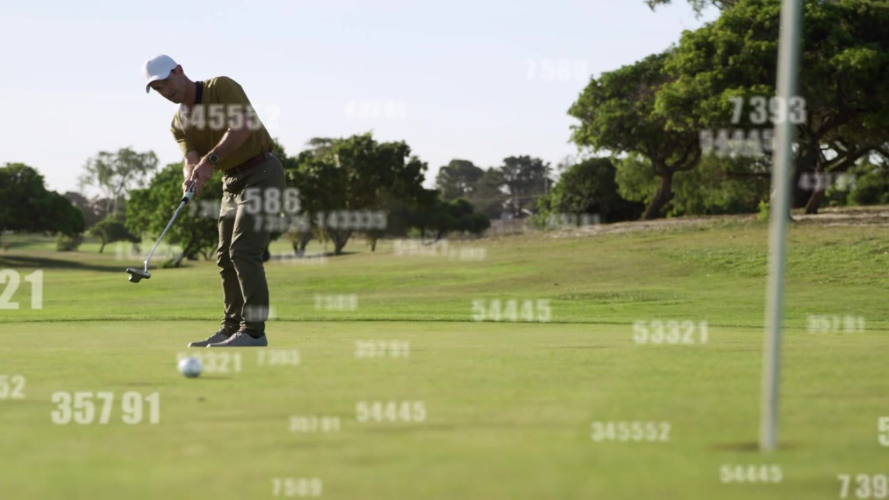 Golfista uomo che si prepara al tiro, colpisce la palla sul green, pratica un putt verso la bandiera con un overlay sportivo in movimento.