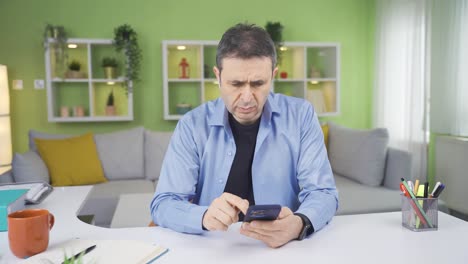 trabajador de oficina en casa usando el teléfono en serio.
