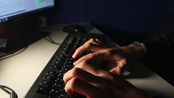 Tippen auf der Tastatur – Homeoffice – Nahaufnahme