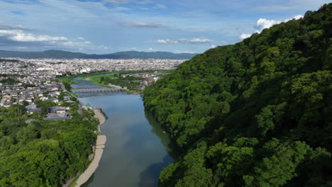 volando cerca del bosque, hacia el horizonte de kyoto, verano en japón - vista aérea