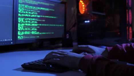 Un-Peligroso-Hacker-Encapuchado-Irrumpe-En-Los-Servidores-De-Datos-Del-Gobierno-E-Infecta-Sus-Sistemas-Con-Virus.