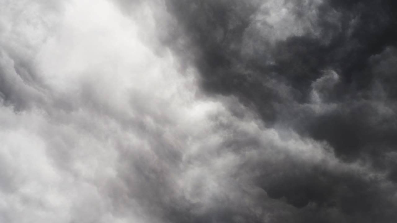 una tormenta dentro de las nubes flotando en el cielo