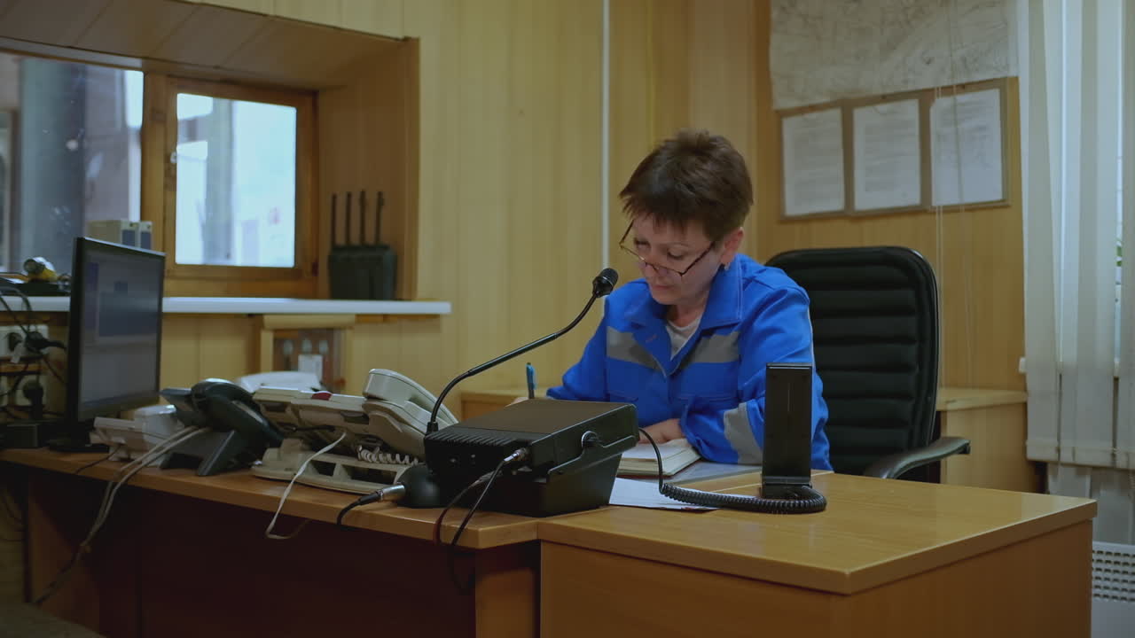 mujer operadora en la sala de control