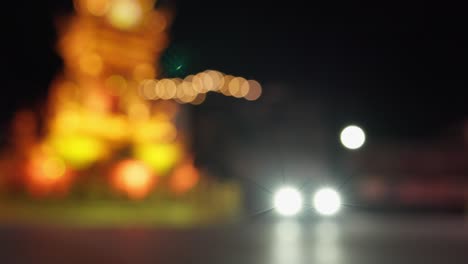 torre del reloj en chiang rai, tailandia, iluminada por la noche con un intrincado diseño dorado, un famoso punto de referencia turístico, fondo bokeh