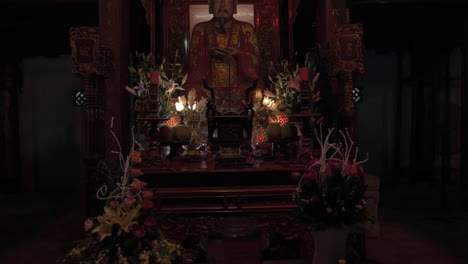 Statue-Des-Mittelalterlichen-Vietnamesischen-Kaisers-In-Der-Pagode-Hanoi-Vietnam