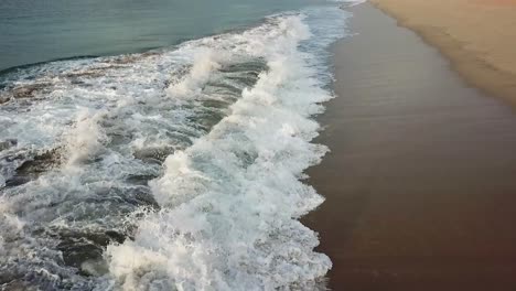 Olas-Rompiendo-En-La-Playa-De-Los-Cabos,-México