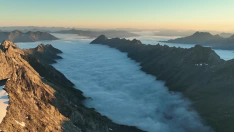 valle montañoso lleno de nubes al amanecer en los alpes austriacos