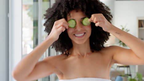 mujer negra, afro y cuidado de ojos de pepino de spa