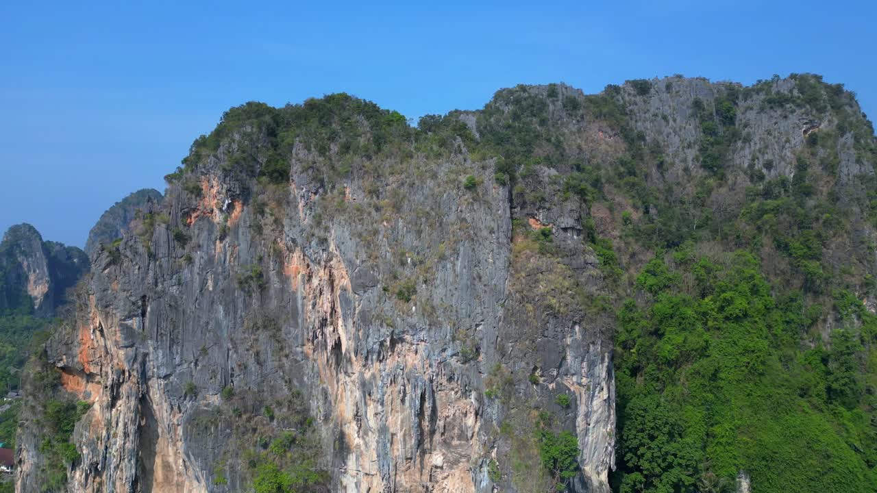 Pemandangan Pantai Railay dan Pantai Phra Nang dari titik pandang gunung di Krabi, Thailand. Pemandangan udara megah dari penerbangan drone